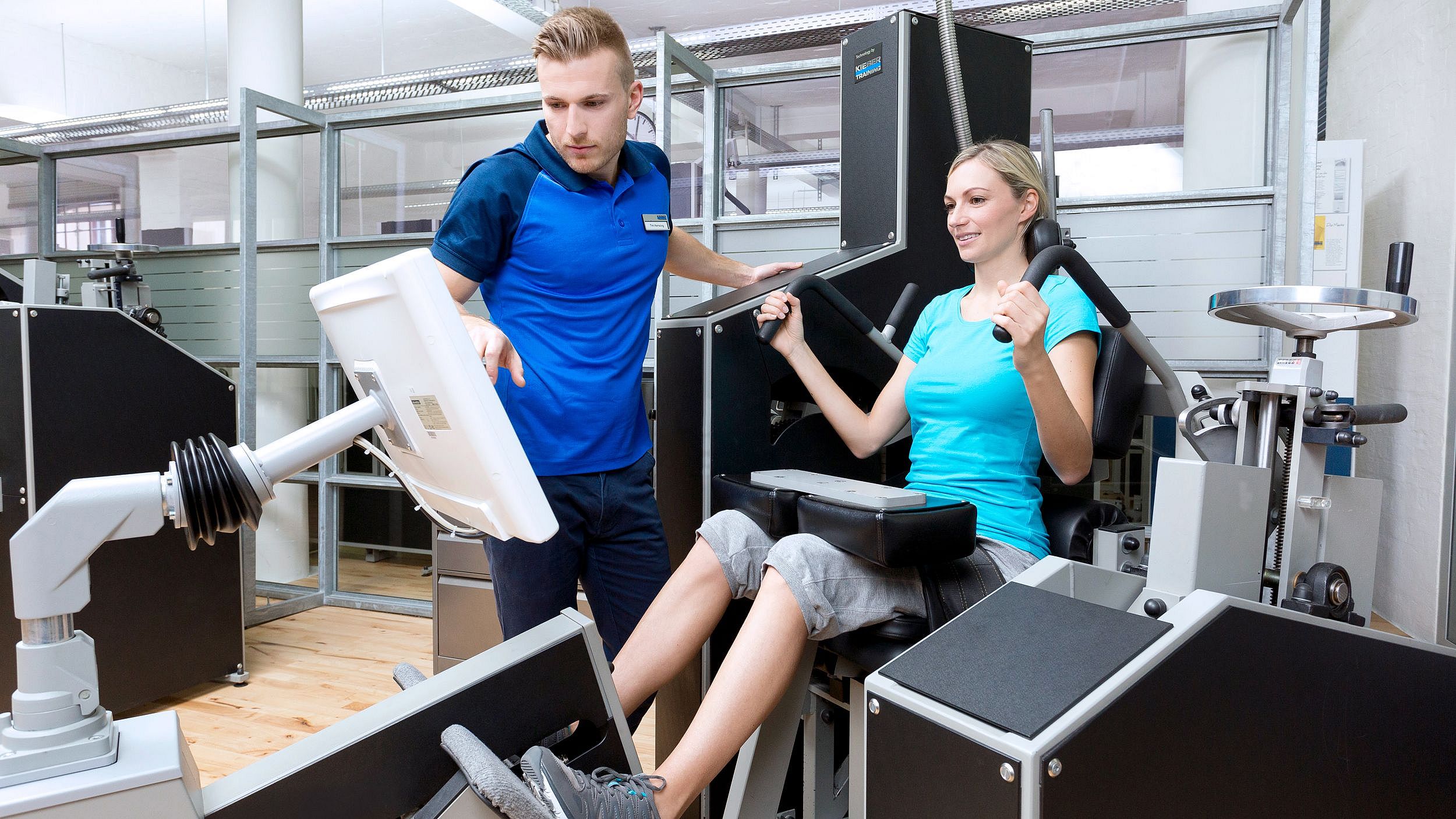Das Bild zeigt die Rückenmaschine Lumbar Extension von Kieser Training.