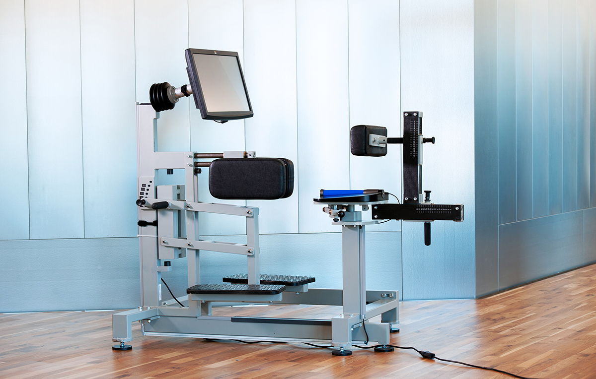 Die Aufnahme zeigt die Trainingsmaschine A5 von Kieser Training zur Stärkung der Beckenbodenmuskulatur.